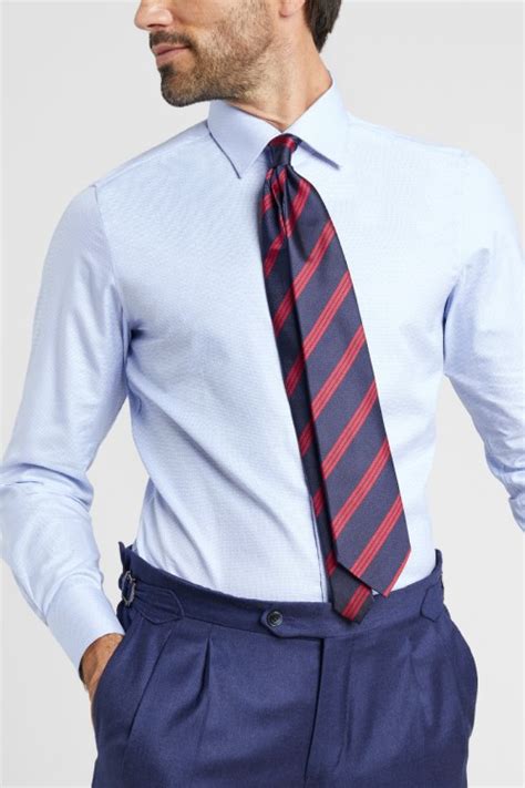 Cravatta e camicia: guida all’abbinamento perfetto.